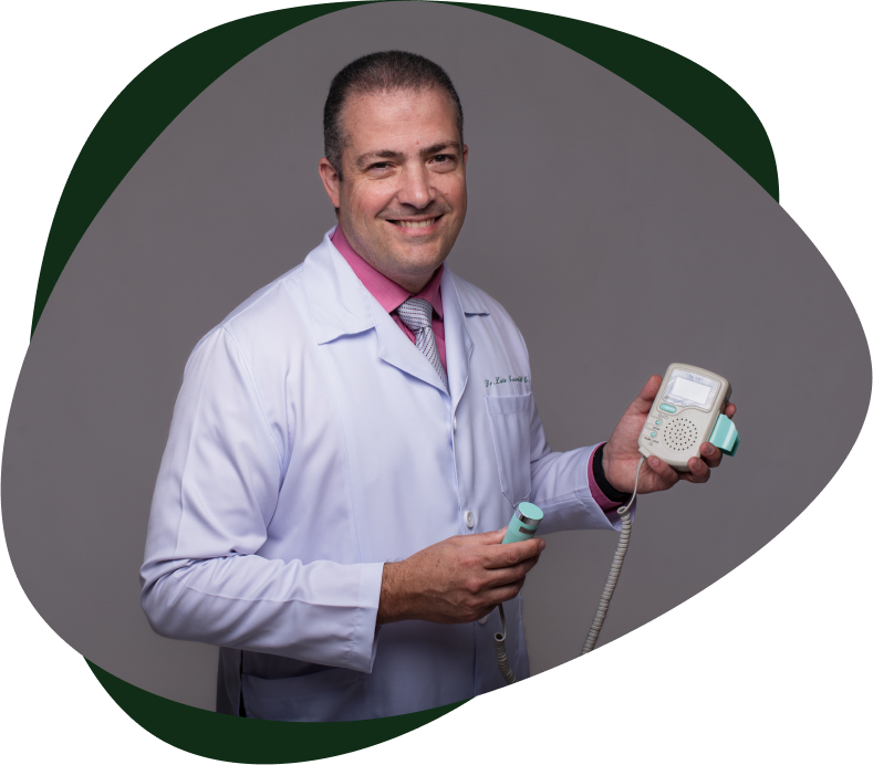 Especialista em ginecologia, obstetrícia e mastologia  com mais de 25 anos de experiência.